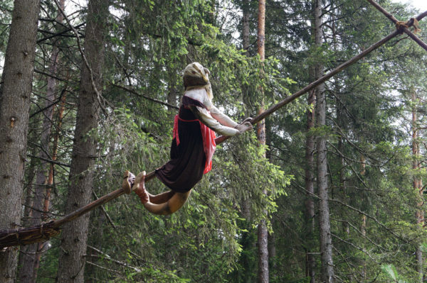 Waldhexe auf Spazierweg